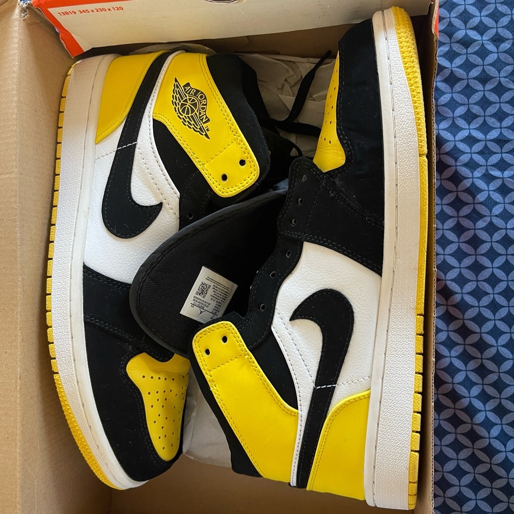 NIKE Air Jordan 1 Mid Yellow Toe Black